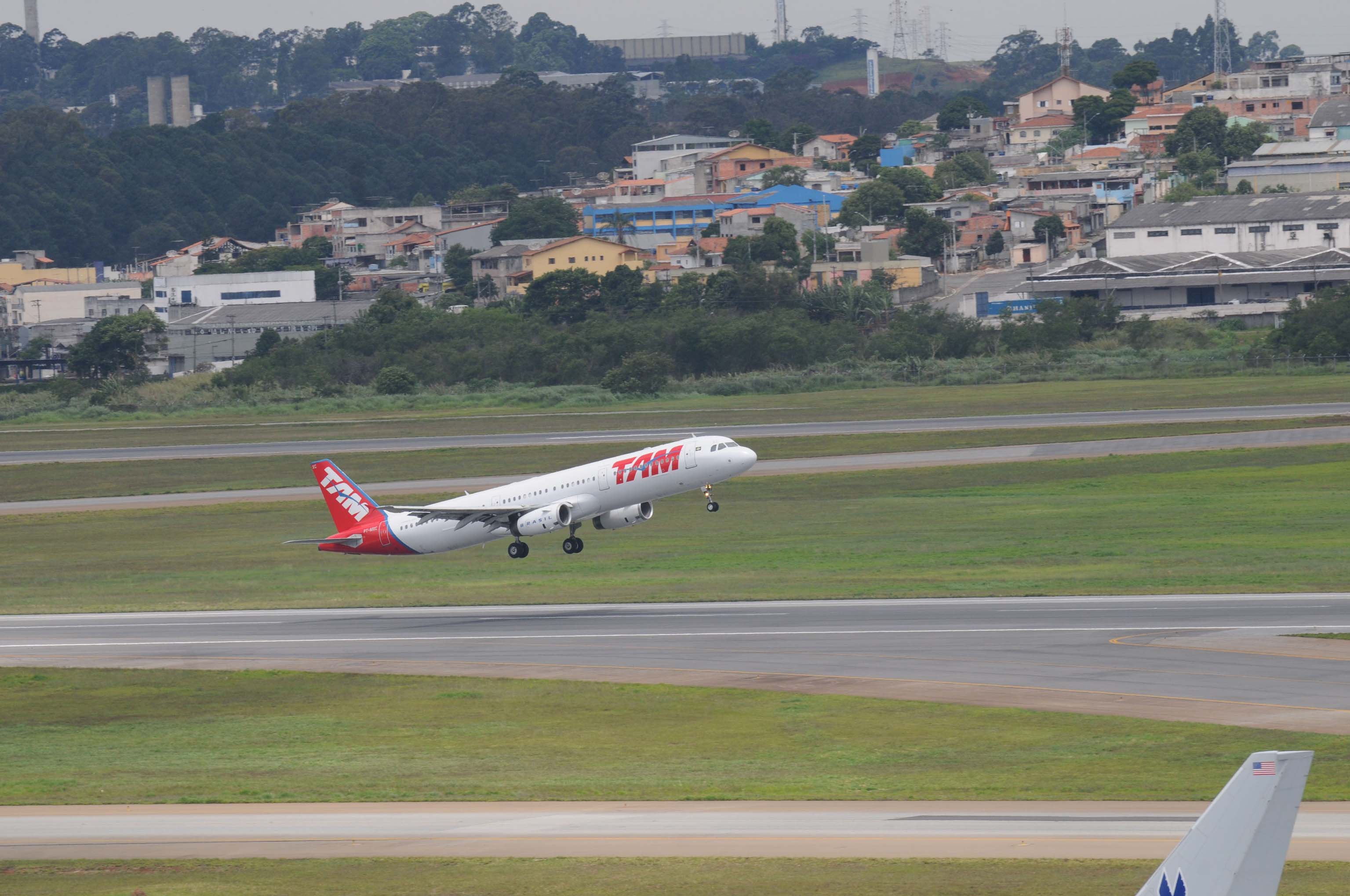 Avião da TAM Levantando Vou